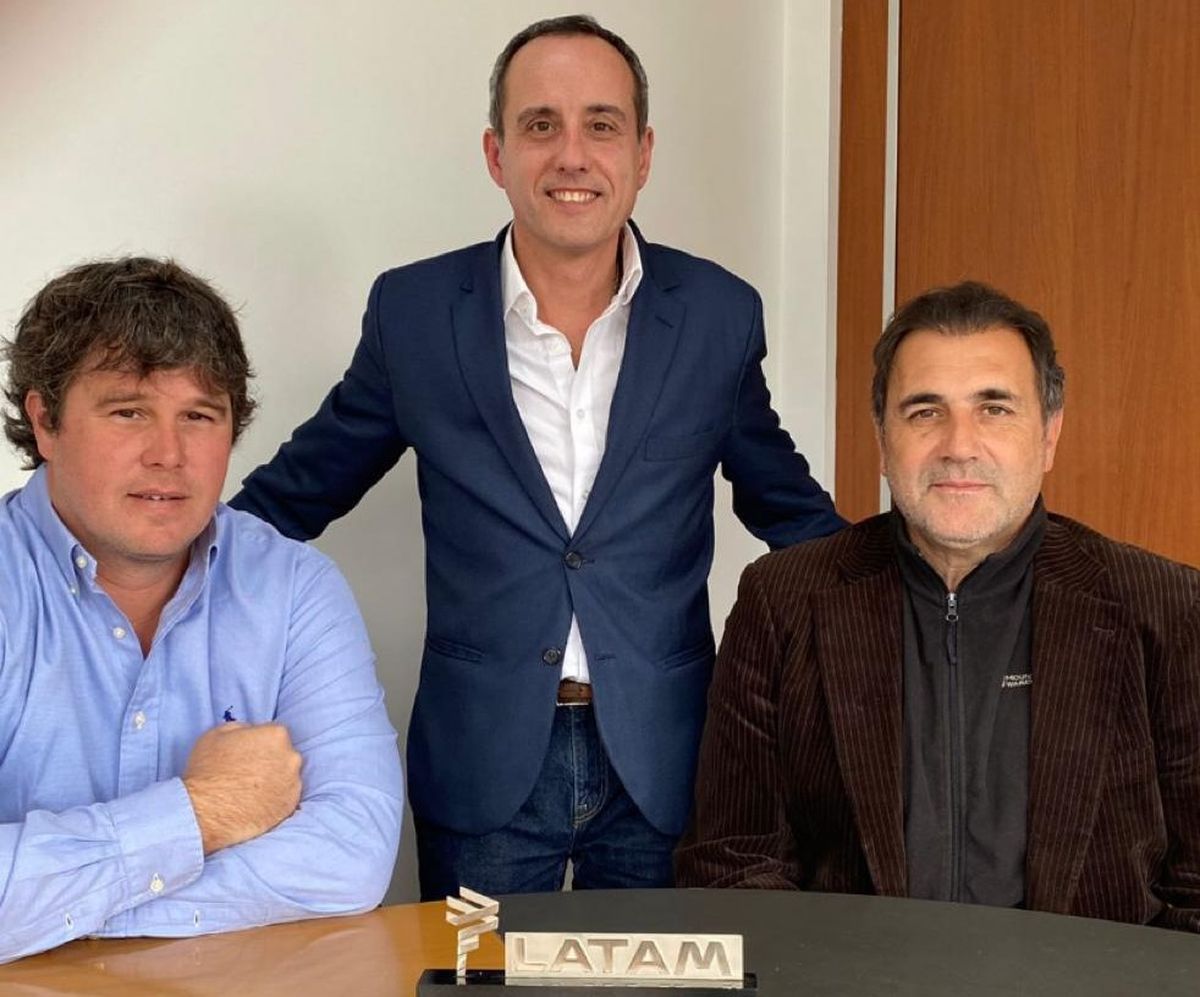 Javier Macías (parado), gerente comercial de Latam Airlines en Argentina, junto a ejecutivos de Aero La Plata.