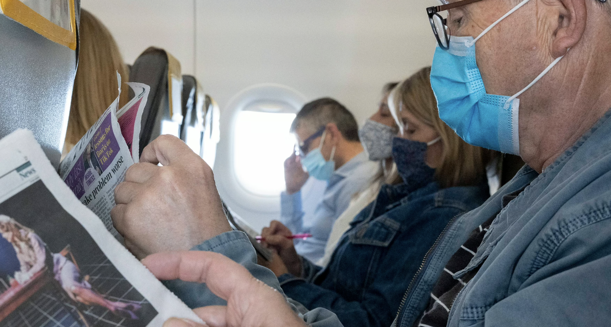 Pasajeros de un vuelo de Vueling usando mascarilla.