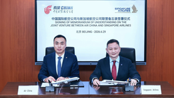 Directivos de Air China y Singapore Airlines tras la firma del memorando conjunto.