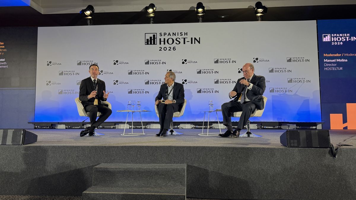 Raúl González, CEO de Barceló Hotel Group para EMEA, y José Theotónio, CEO de Pestana Hotel Group, durante el Foro Spanish Host-In, organizado Poor el Grupo Hotusa en Madrid.