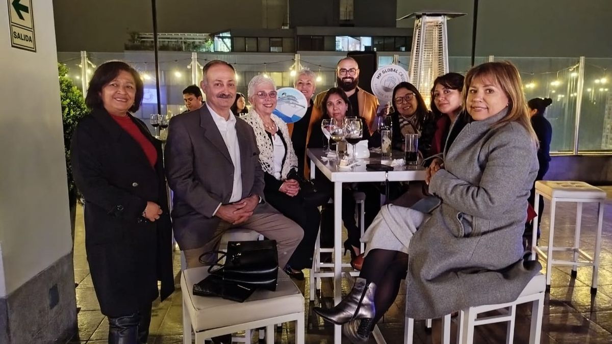 Kimberly Burns y Joao Miranda junto a los agentes invitados.