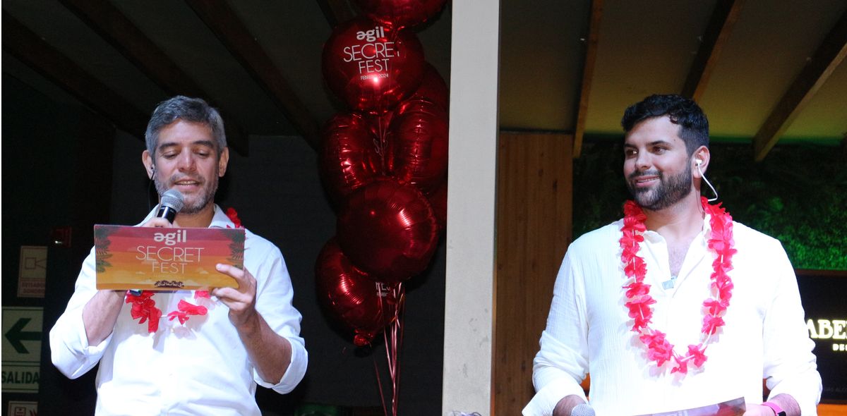 Carlos Ruiz, gerente de ágil y Jose Ignacio Ais, sub gerente de comercial y marketing agradeciendo a todos por venir a 