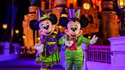 Mickey y Minnie se aprestan a recibir a los visitantes para la próxima temporada de otoño en Walt Disney World Resort.