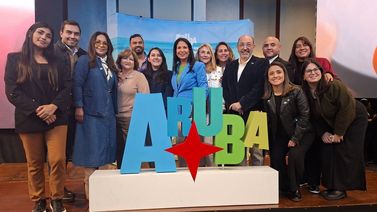 Equipo de la Oficina de Turismo de Aruba junto a los expositores.