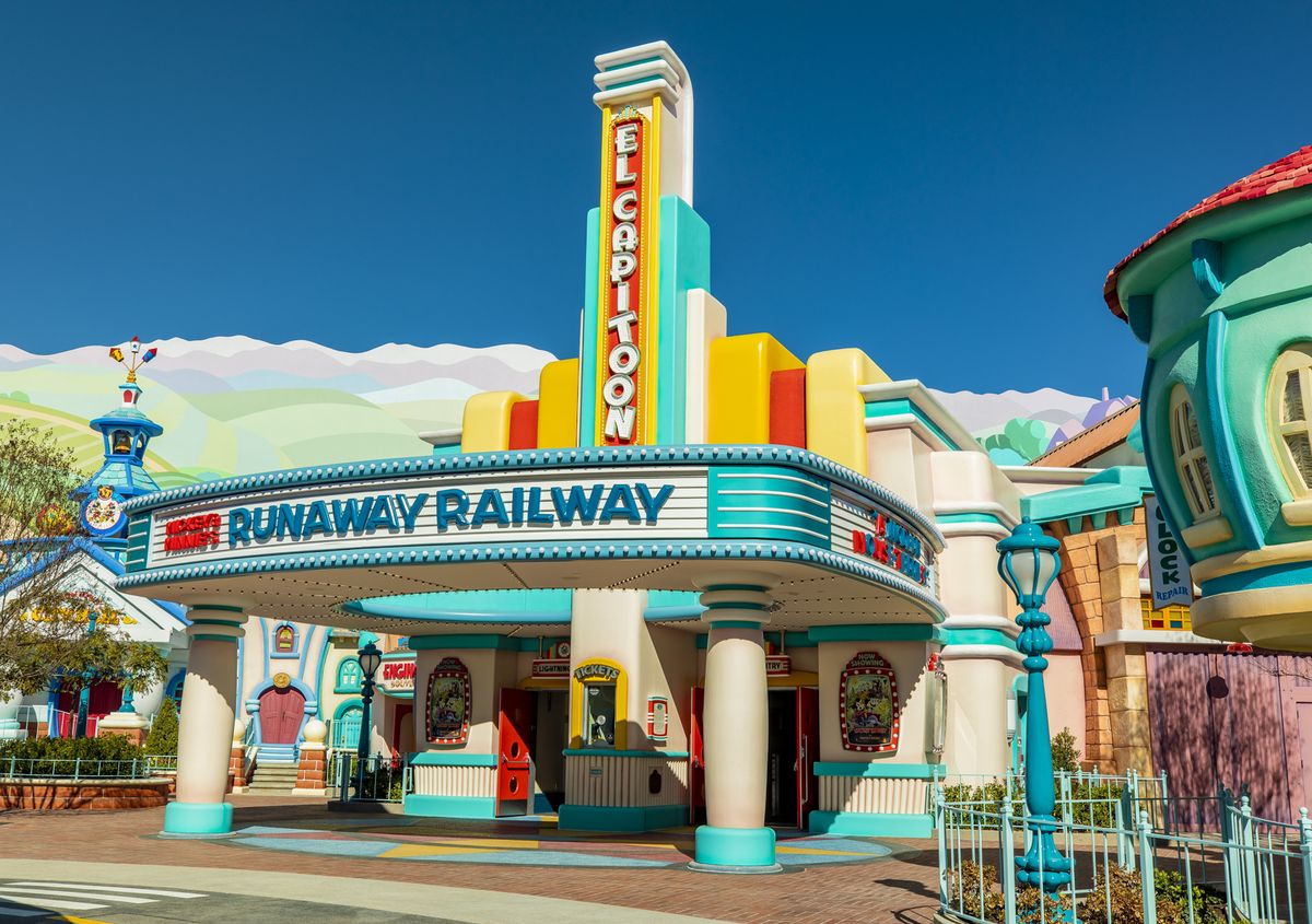 Se trata de la primera vez que Mickey y Minnie protagonizan su propia atracción móvil en Disneyland Resort. Mickey & Minnies Runaway Railway debuta el viernes.