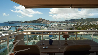 Terraza de un piso turístico en Ibiza.