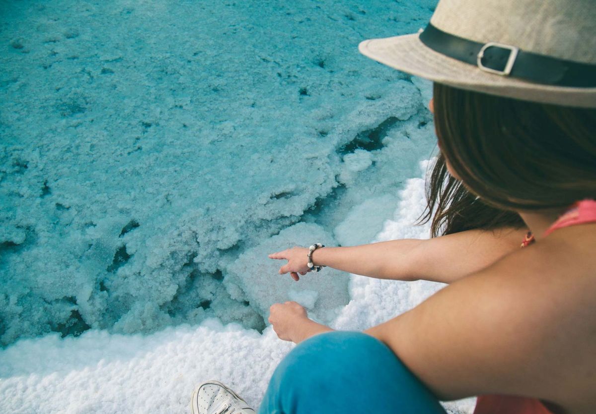 Las Salinas Grandes compartidas por Salta y Jujuy se encuentran entre los paisajes más increíbles de Argentina. Te contamos lo que deberías saber al visitarlas.&nbsp;