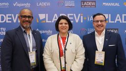 Ángel Hernández; Marien Mesa; Juan Carlos Fernández de Hodelpa visitando el stand de Ladevi en la Vitrina Turística de Anato.