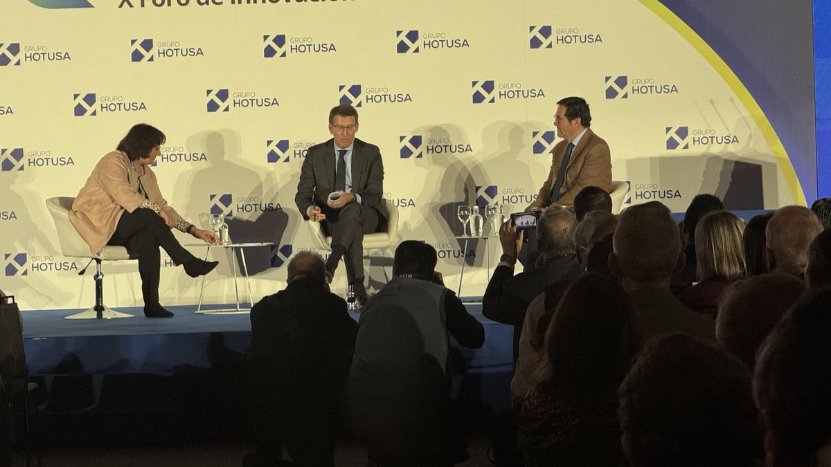 Antonio Garamendi, presidente de CEOE, y Alberto Núñez Feijóo, presidente del PP, en el Foro Hotusa Explora