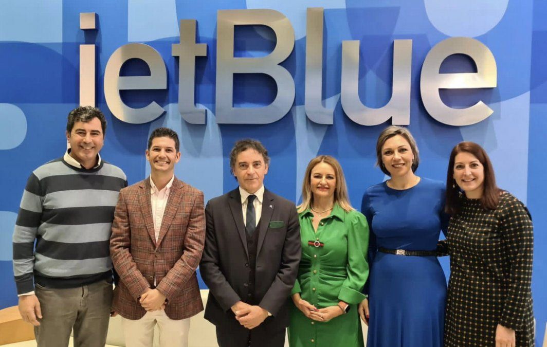 El presidente de Hosbec, Fede Fuster y el secretario autonómico de Turismo, Francesc Colomer y el equipo técnico de esta Asociación (Nuria Montes, secretaria general y Victoria Puche, directora) en las oficinas de Jetblue en EE.UU