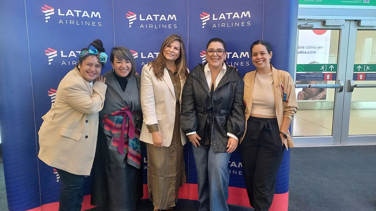 La chef Valentina Álvarez (1a izq.), Mónica Fistrovic, CEO de Latam Airlines (centro) y la chef Gabriela Cepeda (1a der.), junto con un grupo de mujeres líderes. 