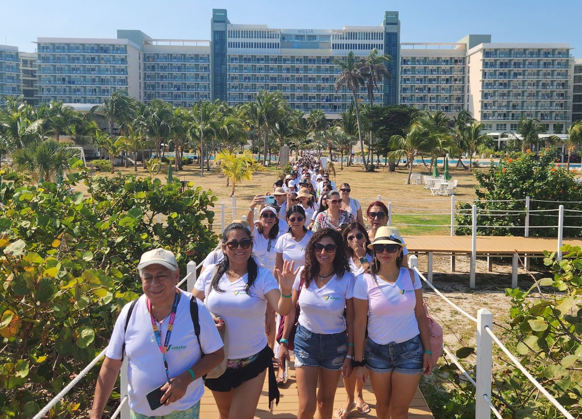 Agencias de viajes traslandándose hacia la playa para continuar con la convención.