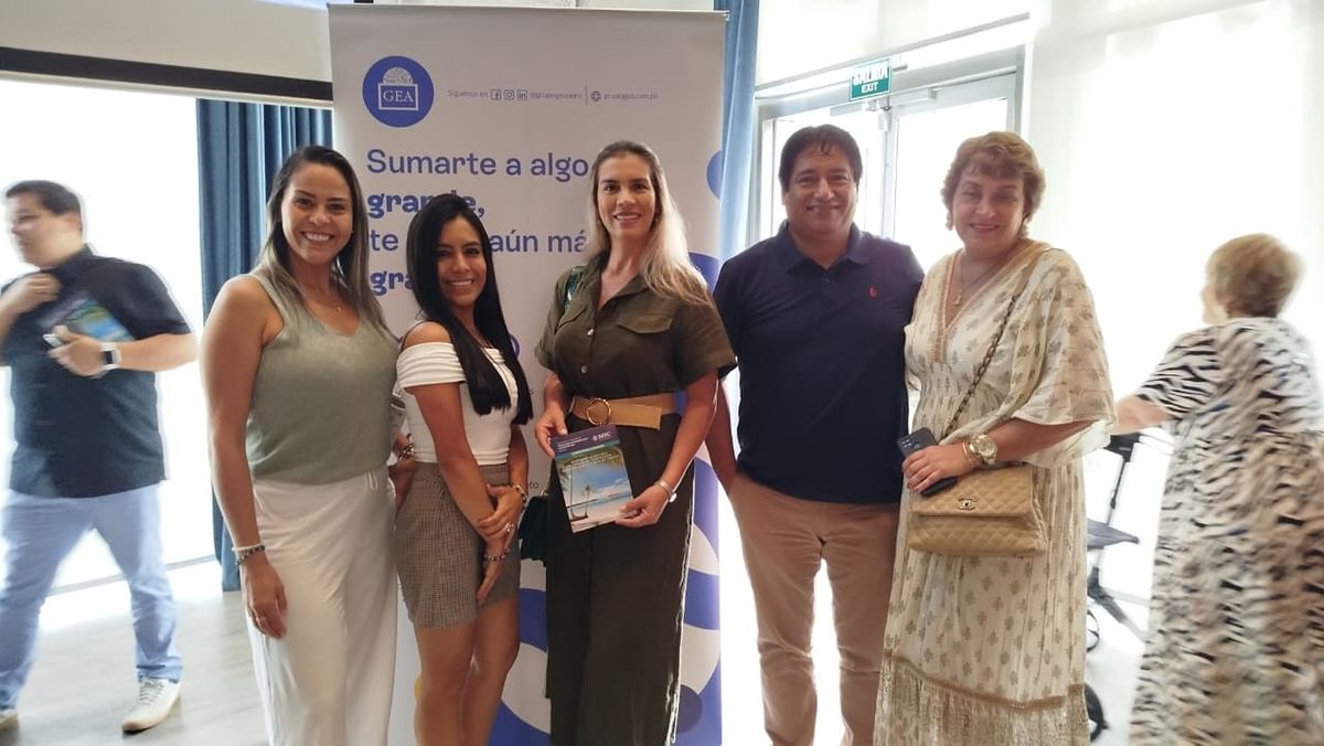 Leslie Huaman, ejecutiva de Grupo GEA Per&uacute; junto a agentes invitados.