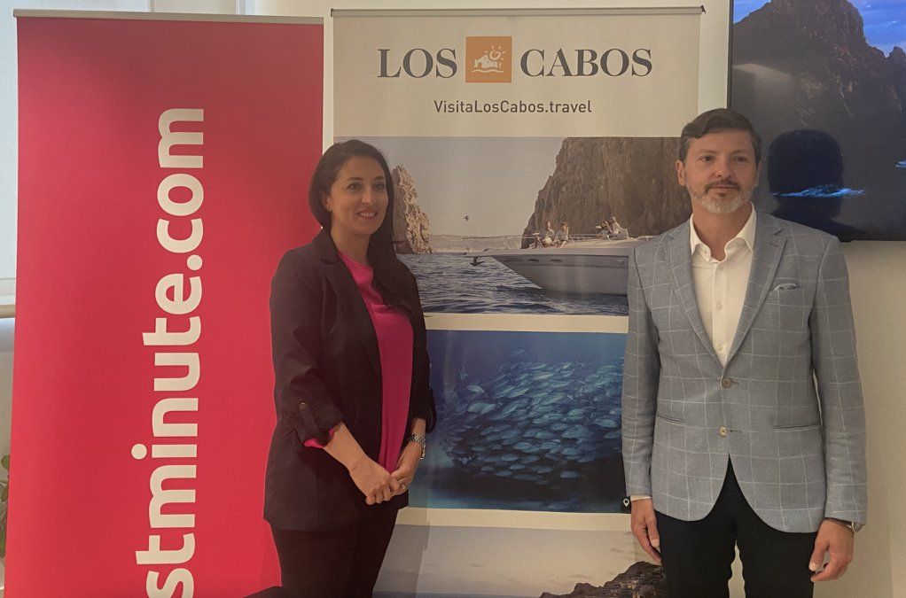 Rodrigo Esponda, director general del Fideicomiso de Turismo de Los Cabos, y Laura Amoretti, Chief Customer Officer de Lastminute.com