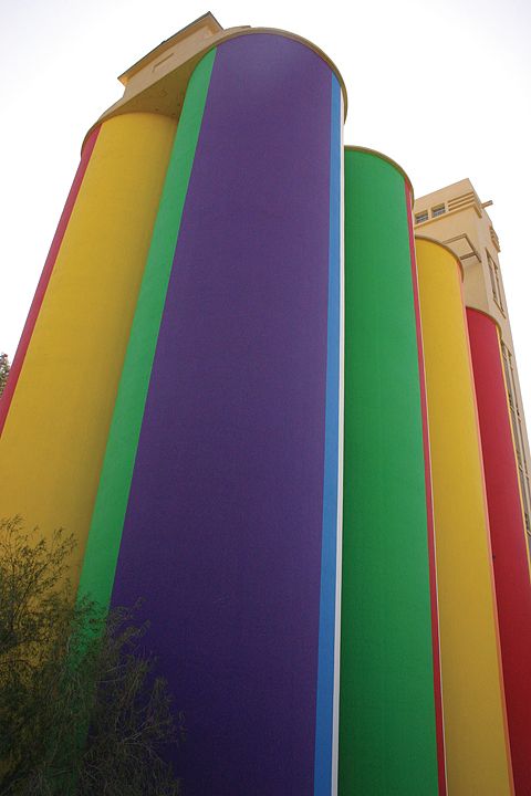 Los silos cerealeros que alojan al Macro.