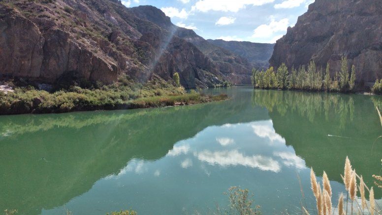 Para la próxima Semana Santa, el Cañón del Atuel en San Rafael se presenta como una de las excursiones más hermosas y tranquilas para hacer.