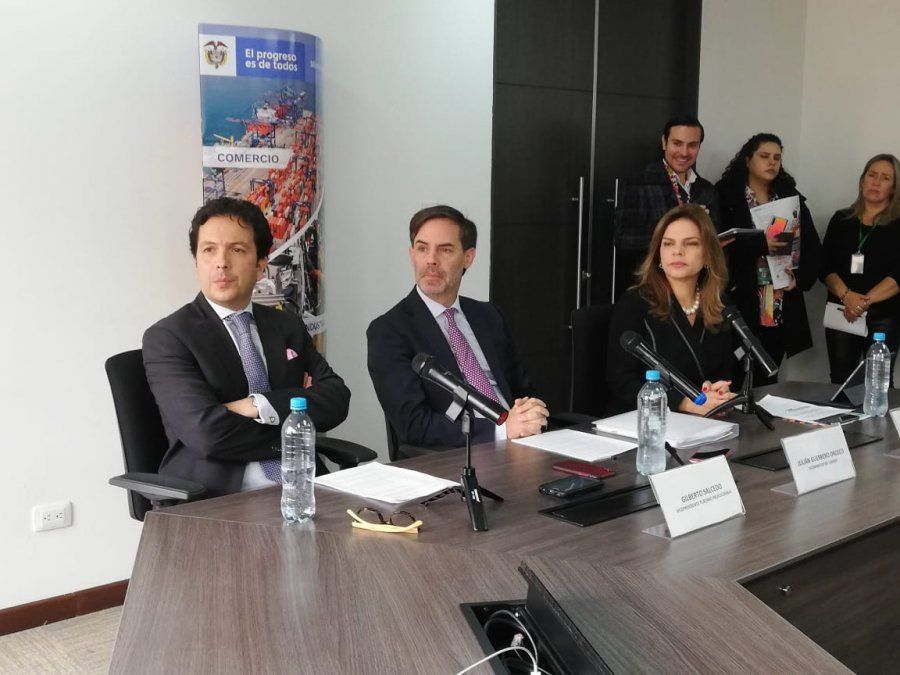 Gilberto Salcedo, vicepresidente de Turismo de ProColombia; Julián Guerrero y Flavia Santoro.