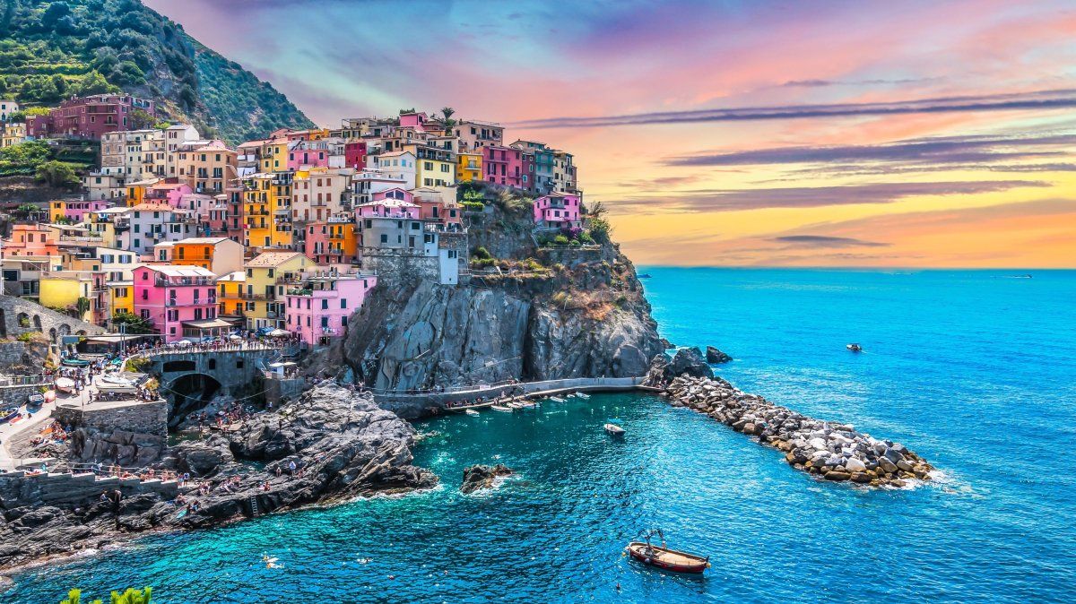 Tour de gastronomía porItalia: Liguria es una de las regiones reconocida por sus materias primas, comoalbahaca y aceitunas.