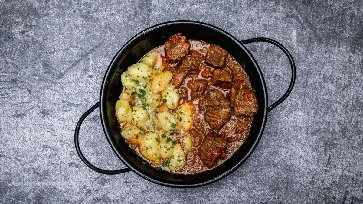 Gastronomía de invierno en Buenos Aires: Goulash con ñoquisde sémola y crema.