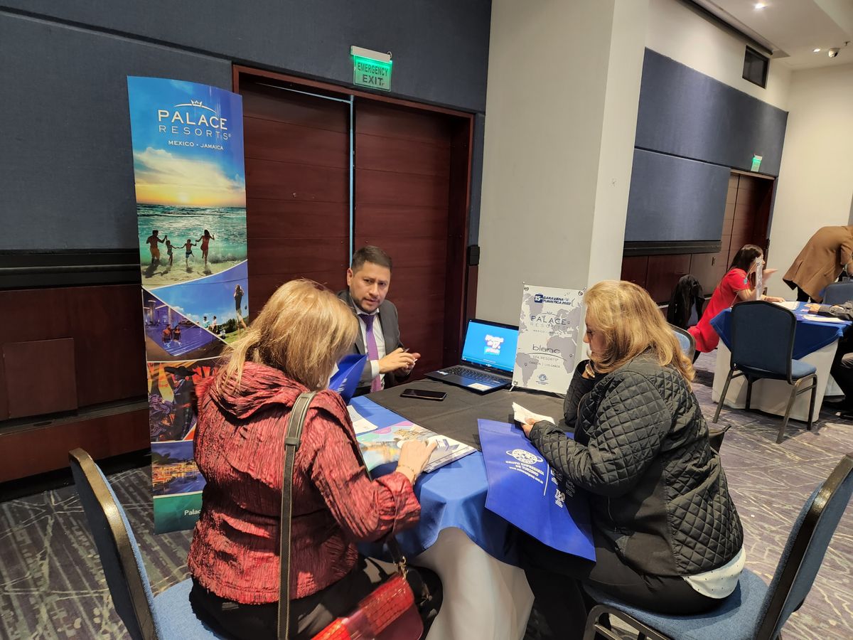 Caravana de promoción de Universal Group en Colombia.