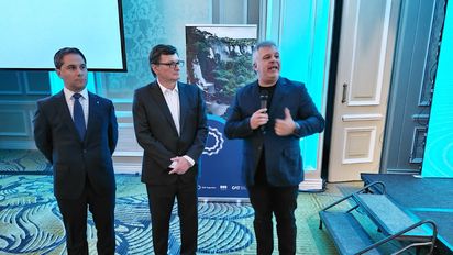 Oscar Suarez junto a &nbsp;Horacio Repucci y la representación de la Embajada Argentina en Chile.&nbsp;