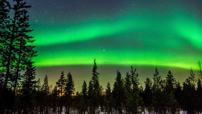 La aurora boreal es un fenómeno natural impactante que requiere de un espacio oscuro, para admirarlo lejos de las ciudades.