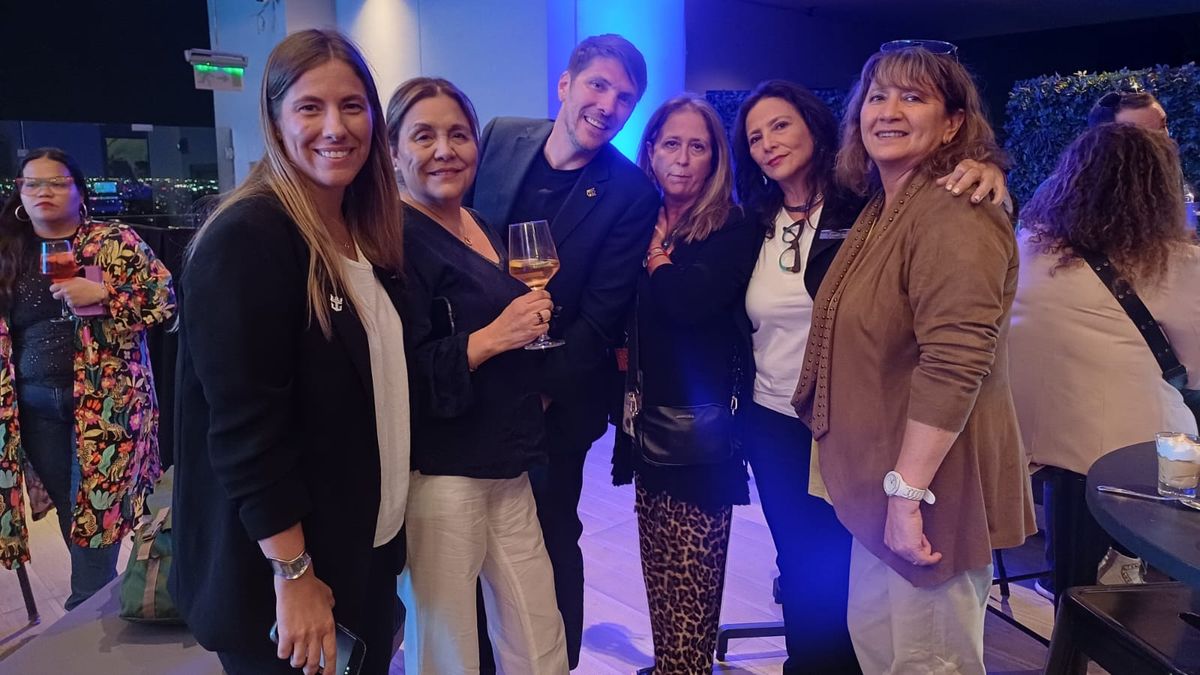 Barbara De La Sotta, Patricio De La Sotta y Andrea Núñez de Interexpress, junto a agentes de viajes. 