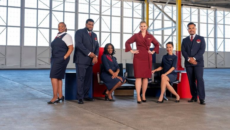 La nueva línea de uniformes de Delta Air Lines fue presentada en el año de su centenario.