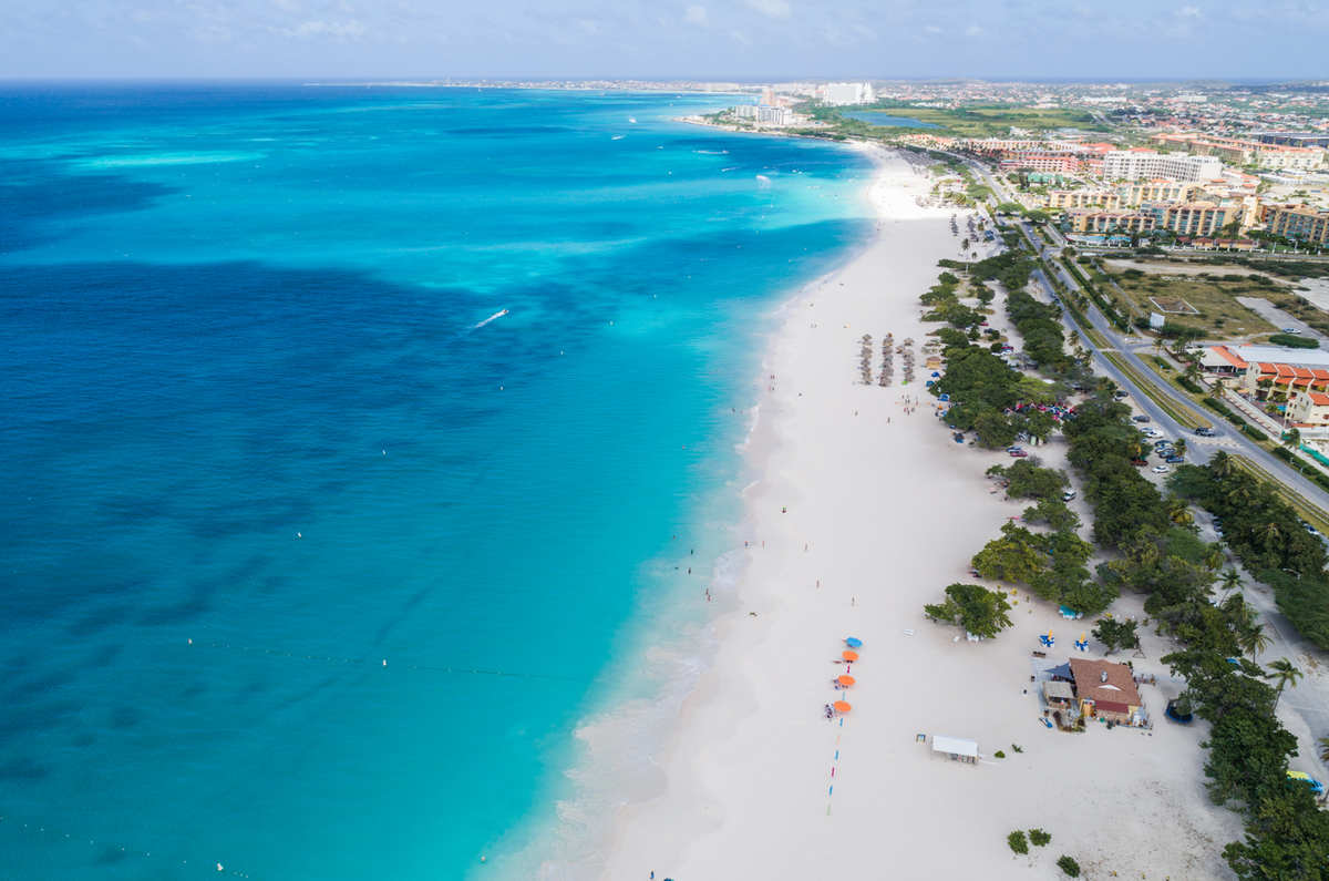 Eagle Beach, una de las playas más populares y apreciadas por los turistas en Aruba. - Ladevi Medios y Soluciones Eagle Beach, una de las playas más populares y apreciadas por los turistas en Aruba.