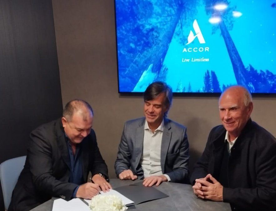 Julio Borghesi,titular del proyecto; el directivo de Accor Luis Mirabelli y Carlos De Grandis,intendente de Puerto Gral. San Martín.