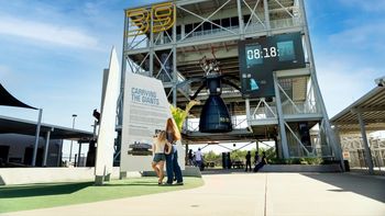 El Kennedy Space Center Visitor Complex invita a explorar el universo salir del planeta Tierra.