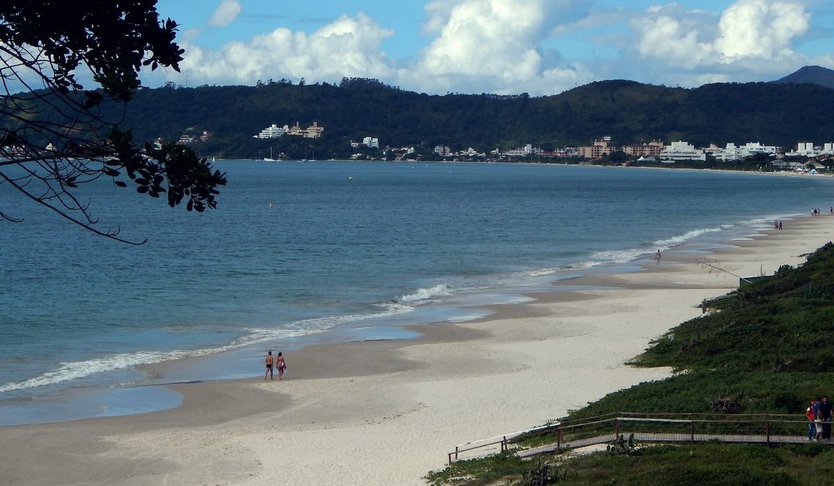 Jurerê Internacional, playa elegante con aguas tranquilas y servicios frente al mar.