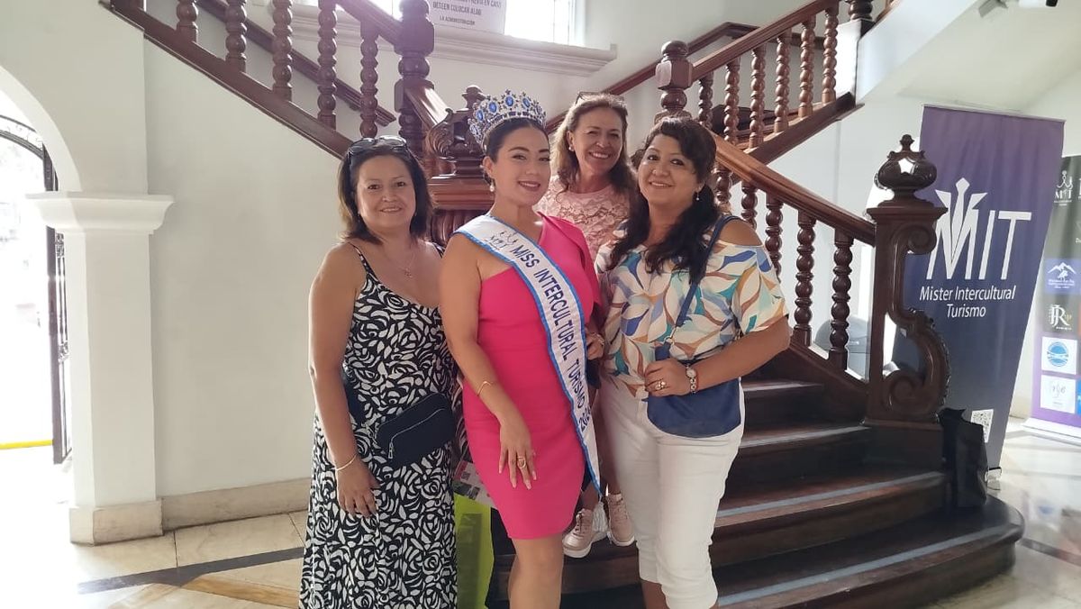 Asistentes junto a la Miss Intercultural Turismo.