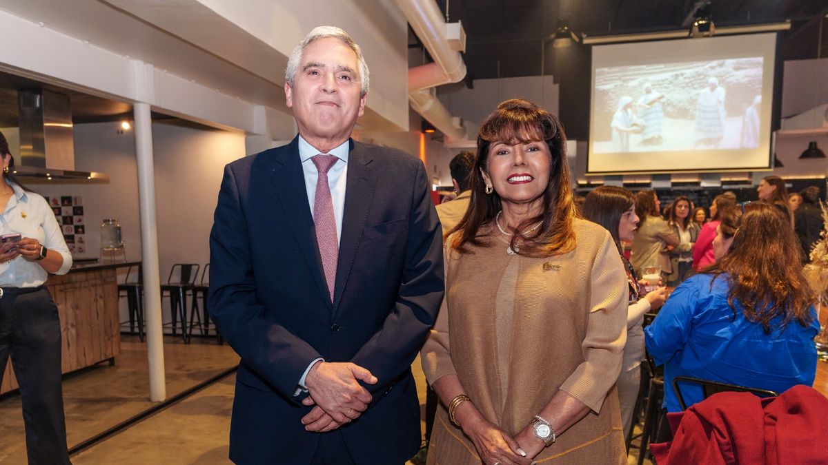 María Teresa Villena, directora de PromPerú; y Peter Camino, embajador de Perú en Chile; en el lanzamiento de Perú Mucho Gusto.