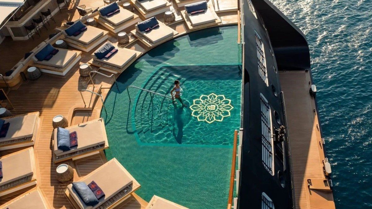Vacaciones en cruceros:las generosas cubiertas al aire libre ofrecen vistas impresionantes del océanoinfinito.