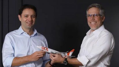 Celso Ferrer (izquierda), actual CEO de Gol Linhas Aéreas, junto a Paulo Kakinoff (derecha), exCEO.