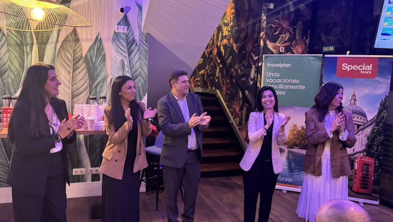 Parte del equipo de Ávoris durante el roadshow de Travelplan y Special Tours en su última parada en Madrid centro (Moncloa).