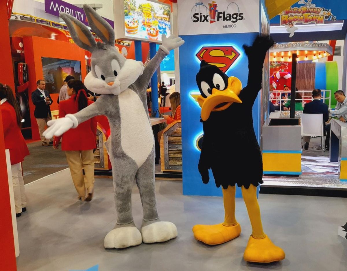 Bugs Bunny y el Pato Lucas invitan personalmente a visitar el parque Six Flags Mexico.