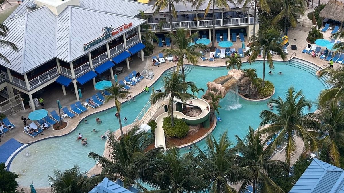 La piscina con toboganes de agua ideal para que los más pequeños se diviertan.