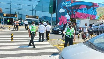 Según las nuevas normas, los taxistas que ingresen al aeropuerto deberán acreditar que el pasajero solicitó el servicio.