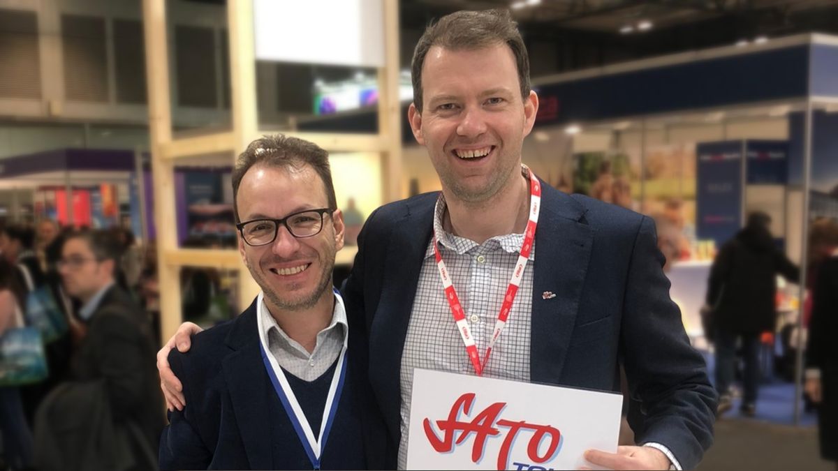 Fernando Nariccio, gerente de Turar, recibiendo la medalla Top Producer en Fitur por parte de Markus Martinek, director de Ventas y Marketing de Sato Tours.