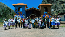 Por medio del Proyecto Arcoíris, iniciativa de Qroma, se busca revalorizar espacios públicos a través del color, en Parchar, el último pueblo inca viviente en Cusco.