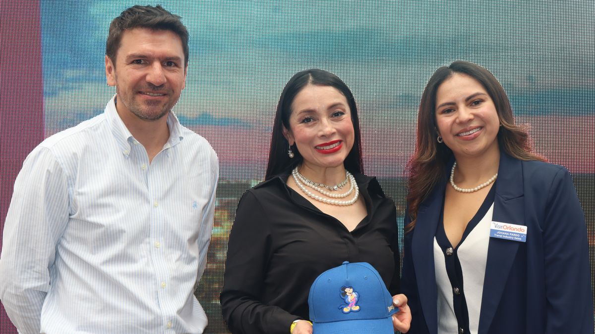 Johana Pardo, training manager de Visit Orlando, y Santiago Peláez, gerente general de Unión de Representaciones, junto a la agencia ganadora del sorteo.