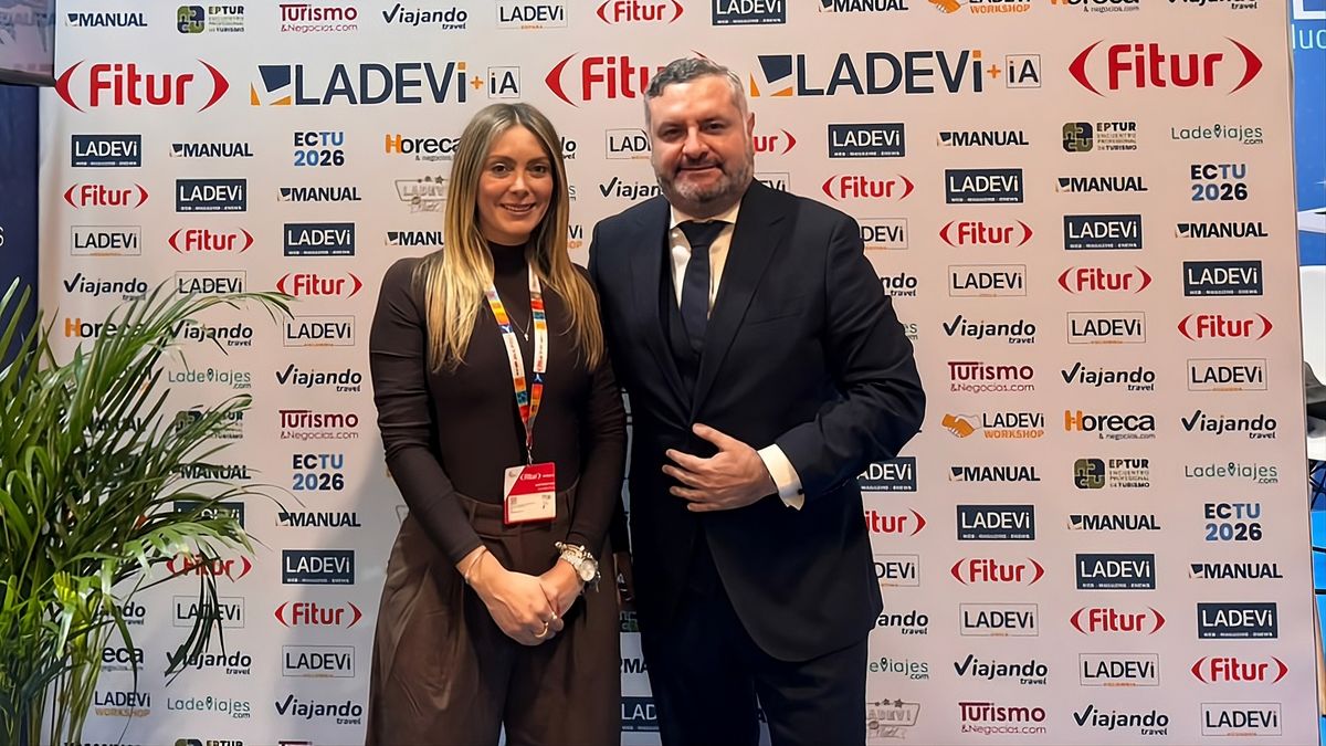Jéssica Sánchez, coordinadora comercial de Ladevi Ecuador, y Fidel Murgueytio, gerente general de Maxitravel. Fitur 2026.