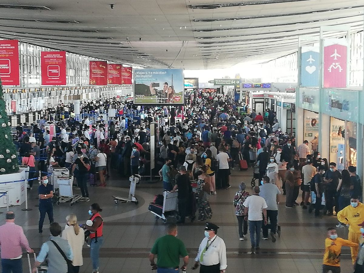 El Aeropuerto de Santiago tiene poco personal epidemiológico, pese a la disminución de las restricciones de viaje. 