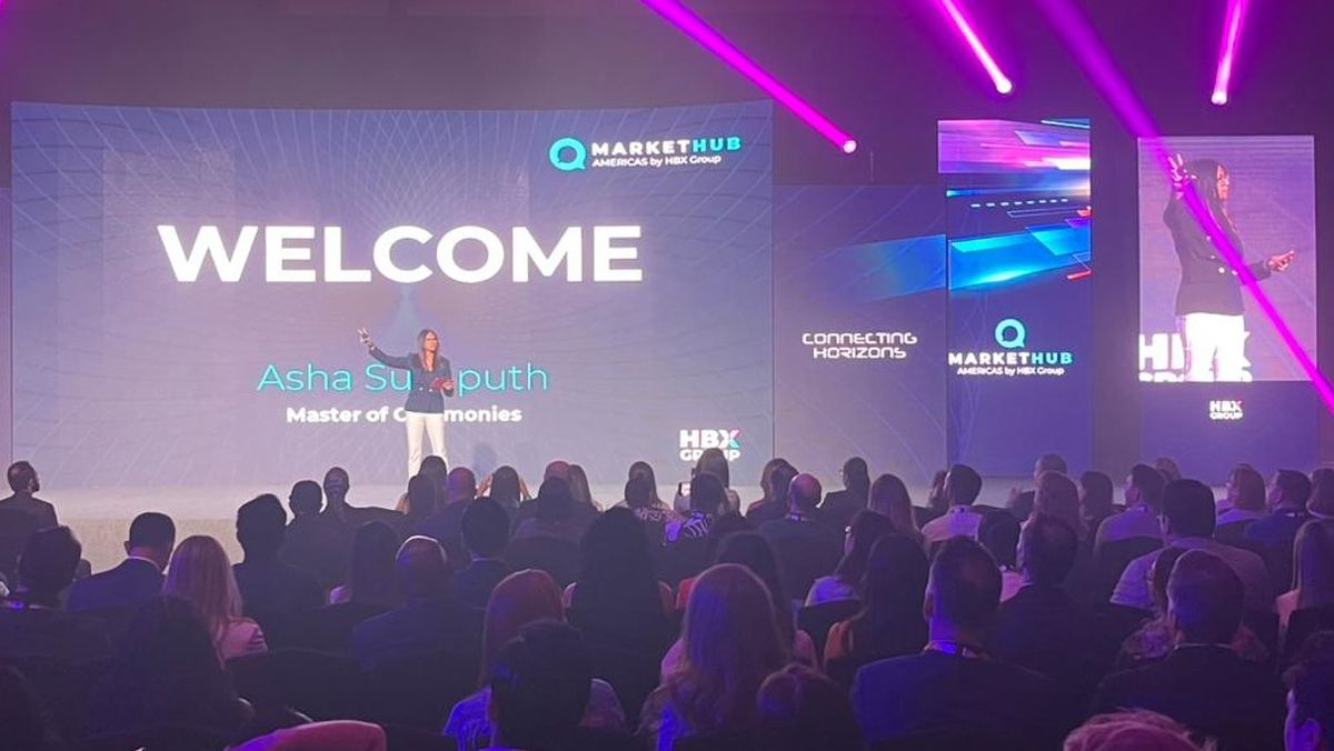 Asha Sumputh, periodista y Maestra de Ceremonias de MarketHub Américas 2025. 