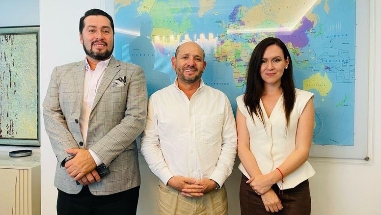 José Luis Aguilar, director ejecutivo de Corpac; Jimmy Villavicencio, presidente del Comité para el Desarrollo del Aeropuerto de Manta; y Lorena Guillén, directora de la Fundación Municipal Turismo para Cuenca.