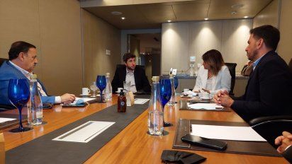 El gobernador Quintela; Ratinoff, de JetSmart, Suilar y Rosa, de Turismo de La Rioja.