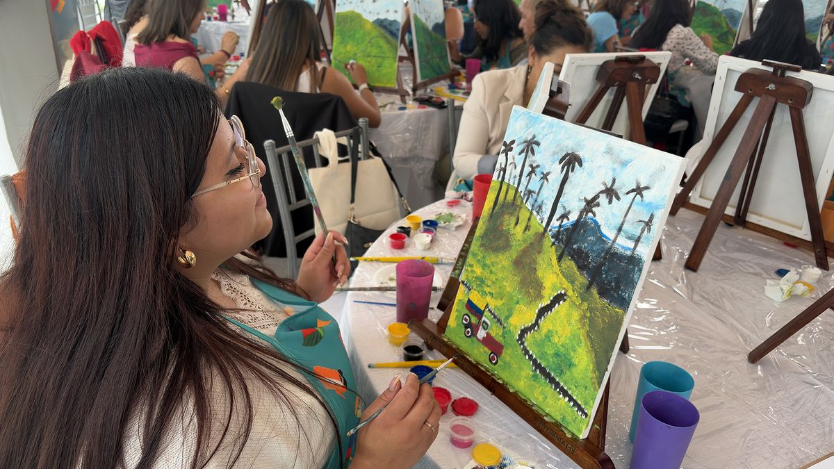 Asistentes a evento de Mis Destinos participaron en una actividad con pintura.