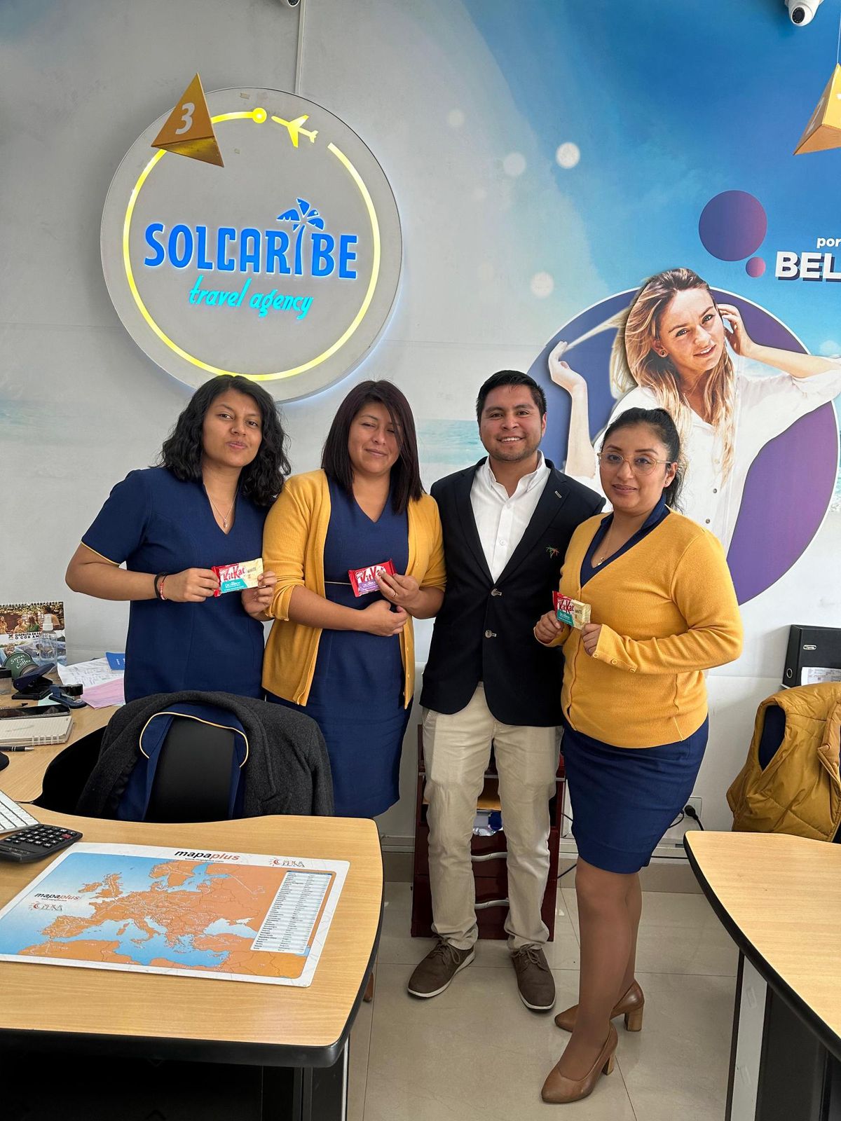 Equipo de Solcaribe Travel Agency recibió el reconocimiento que Hoteles Decameron les dio por el día del agente de viajes.